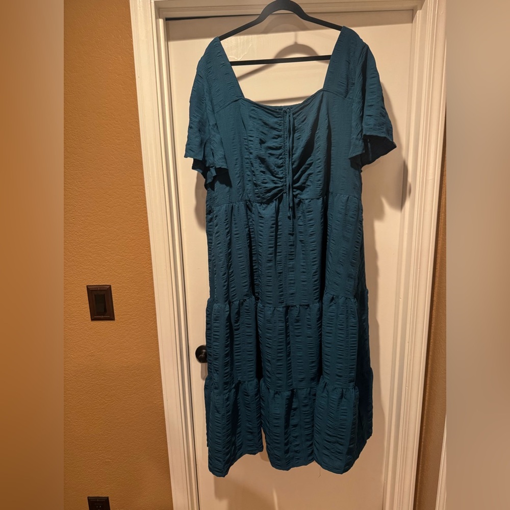 BloomChic Dark Green Midi Dress with Short Sleeves
